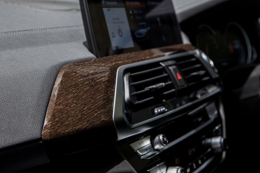 Детали интерьера BMW X3 xDrive30i Luxury Line (G01) 2018 года  (MY) (фото 17 из 23)